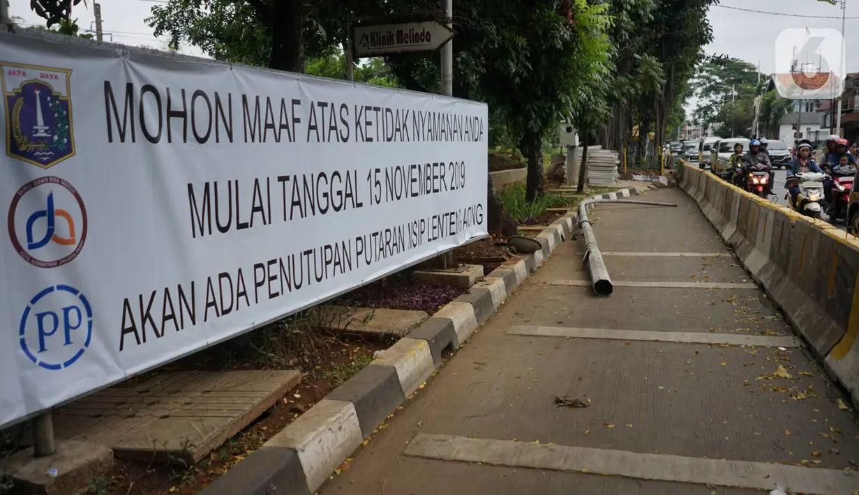 Sebuah spanduk pemberitahuan terpasang di jalur putar balik kawasan Lenteng Agung, Jakarta, Kamis (14/11/2019). Mulai 15 November 2019, jalur putar balik tersebut akan ditutup terkait pembangunan flyover yang saat ini telah mulai dikerjakan. (Liputan6.com/Immanuel Antonius)