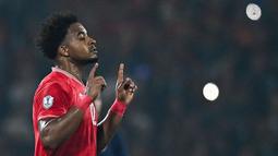 Pemain naturalisasi baru Vietnam, Nguyen Xuan Son melakukan selebrasi setelah mencetak gol ke gawang Thailand dalam laga leg pertama final Piala AFF 2024 yang berlangsung di Viet Tri Stadium, Vietnam, Selasa (02/01/2025) waktu setempat. (AFP/Nhac Nguyen)