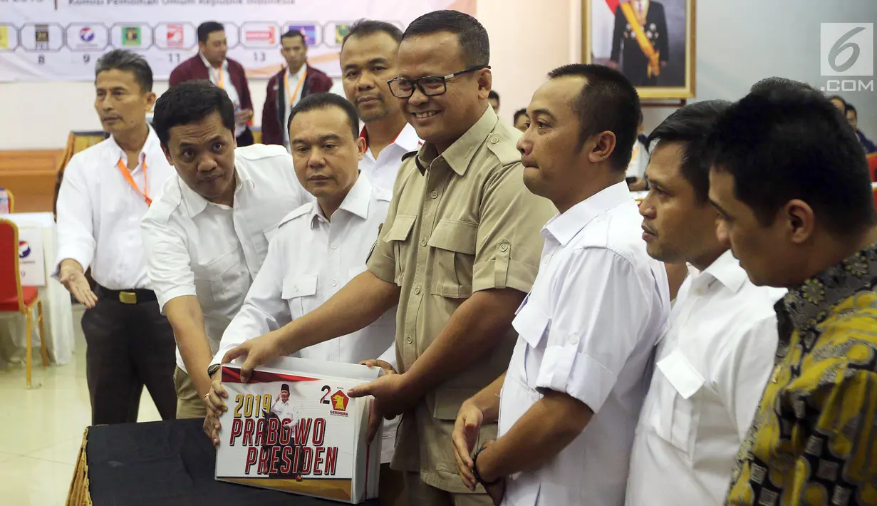Wakil Ketua Umum Partai Gerindra Sufmi Dasco Ahmad bersama pengurus DPP Gerindra menunjukkan berkas pengajuan bakal caleg di kantor KPU, Jakarta, Selasa (17/7). (Liputan6.com/Johan Tallo)