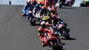 <p>Pebalap Ducati Lenovo, Francesco Bagnaia (depan) memimpin balapan&nbsp;saat MotoGP Australia 2022 yang berlangsung di Sirkuit Phillip Island pada Minggu (16/10/2022) pagi WIB. (AFP/Paul Crock)</p>