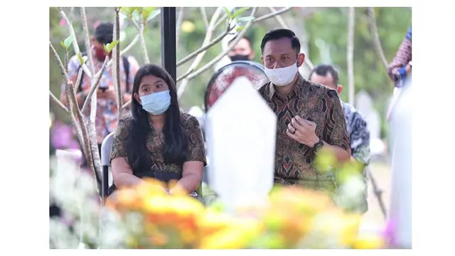 7 Momen Keluarga SBY Ziarah ke Makam Ani Yudhoyono di Hari Ulang Tahun Pernikahan
