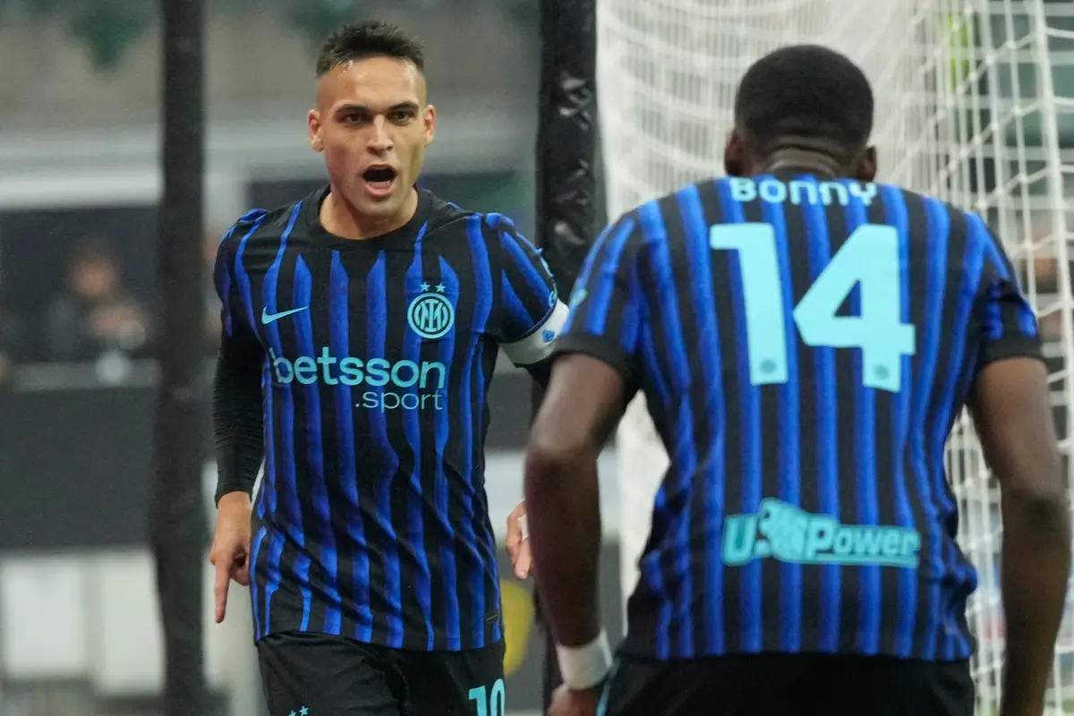 Lautaro Martinez (kiri) merayakan bersama Ange-Yoan Bonny