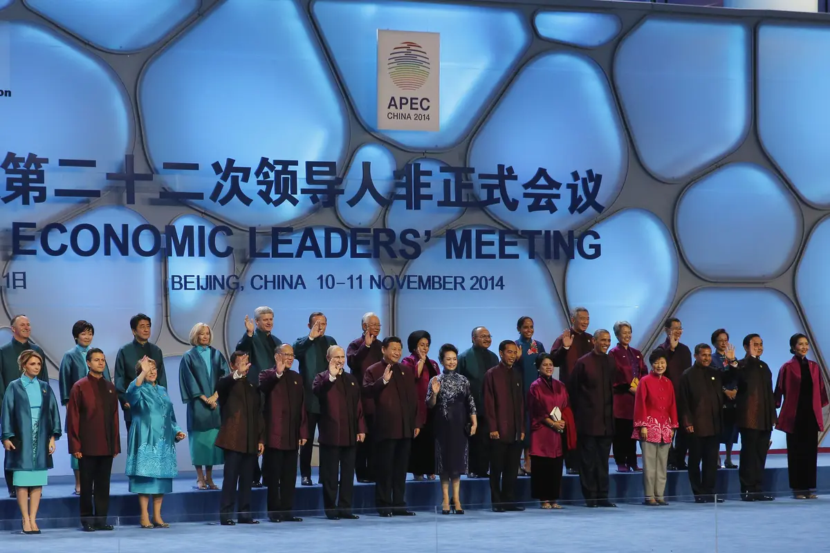 Penampakan Pakaian KTT APEC dari Masa Ke Masa