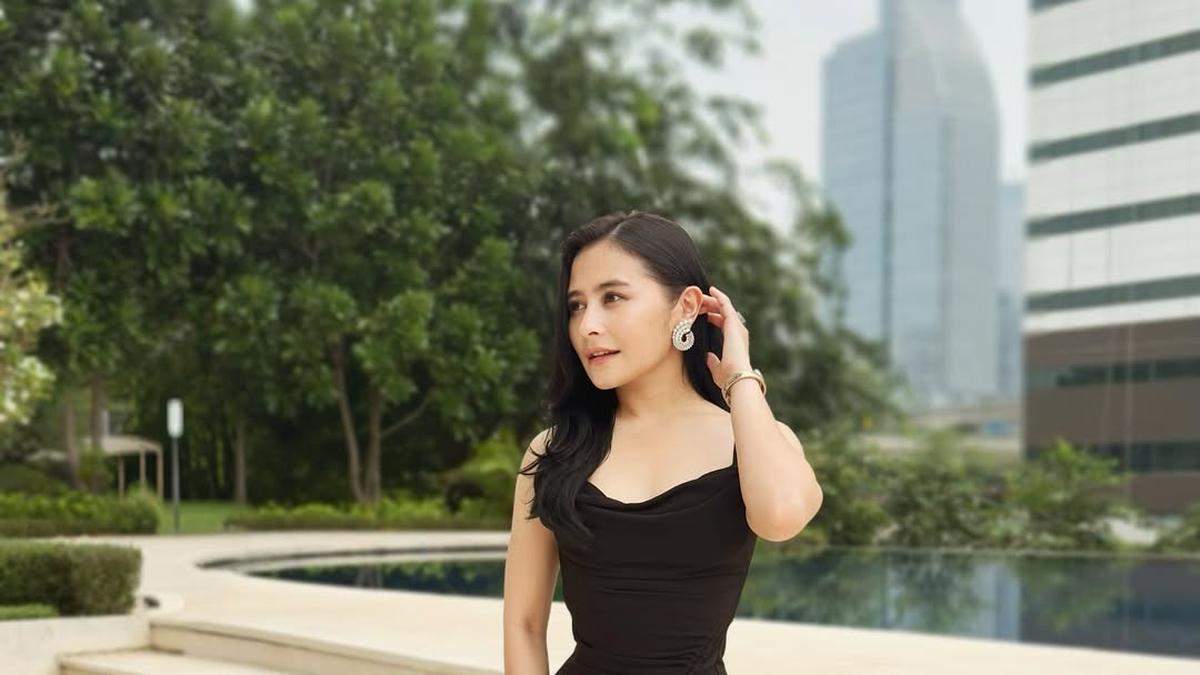 Potret Prilly Latuconsina dengan Busana Hitam, Inspirasi Tampil Jenjang untuk Wanita Tinggi 150 cm-an