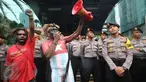 Seorang massa yang mengatasnamakan Aliansi Mahasiswa Papua (AMP) dan Front Rakyat Indonesia untuk West Papua (Fri-West Papua) menggunakan koteka saat berunjuk rasa di kantor PT Freeport Indonesia, Jakarta, Senin (20/3). (Liputan6.com/Immanuel Antonius)