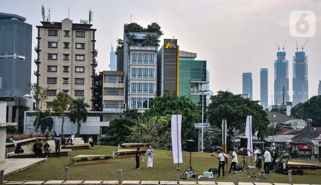 Pengunjung saat menikmati sore hari di Taman Ismail Marzuki (TIM), Jakarta, Senin (26/9/2022). Pasca resmi dibuka untuk publik, Taman Ismail Marzuki menjadi destinasi baru bagi warga Ibu Kota sebagai tempat berinteraksi dari berbagai kalangan guna menikmati ruang terbuka, pertunjukkan seni dan kebudayaan. (merdeka.com/Iqbal S Nugroho)