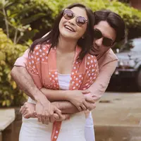 Prilly memang tak jarang tampil bersama Reza Rahardian dengan pose-pose mesra bak pasangan serasi. Seperti dalam foto bernuansa retro ini. Terlihat Prilly mengenakan innerwear putih yang ditumpuknya dengan crop top kerah kimono. Reza juga tampil mengenakan nuansa outfit kemeja oranye yang senada.