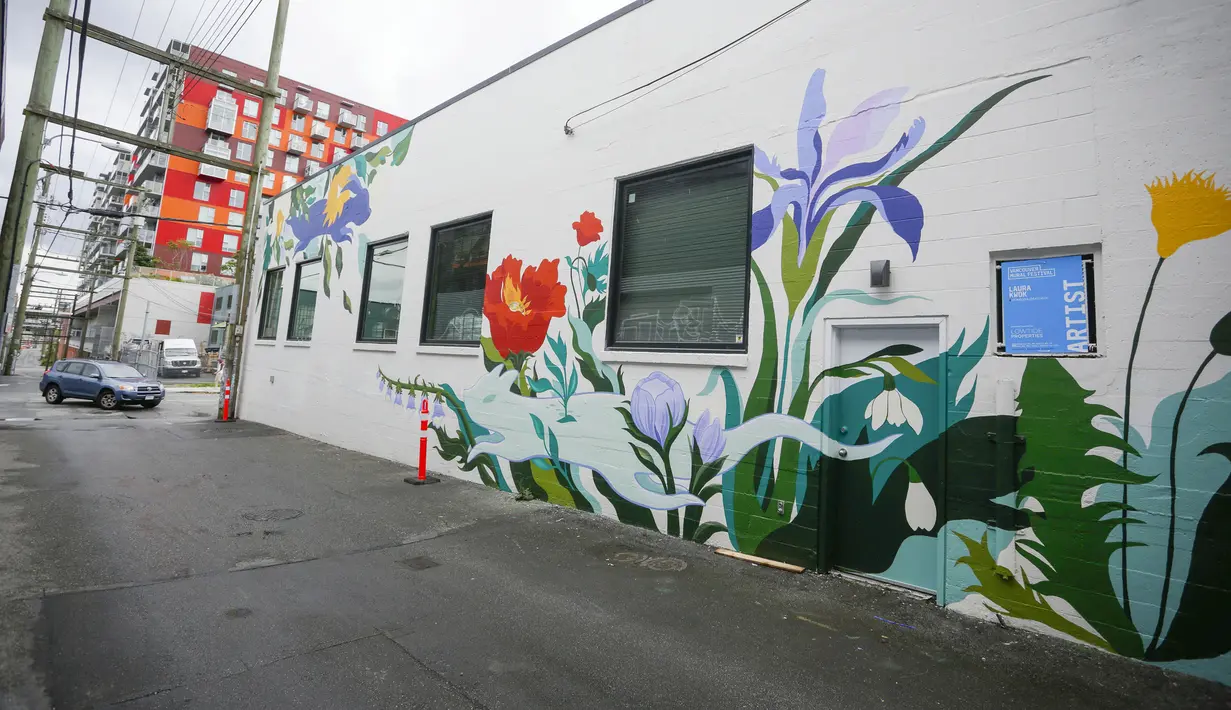 Mural terlihat selama Festival Mural Vancouver di Vancouver, British Columbia, Kanada, 20 Agustus 2020. Festival tahunan tersebut menampilkan lebih dari 60 karya seni publik yang diresmikan di sembilan lokasi seluruh kota. (Xinhua/Liang Sen)