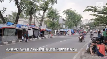 Para pengungsi dari negara konflik Afrika dan Asia mencoba bertahan hidup  di trotoar Indonesia.