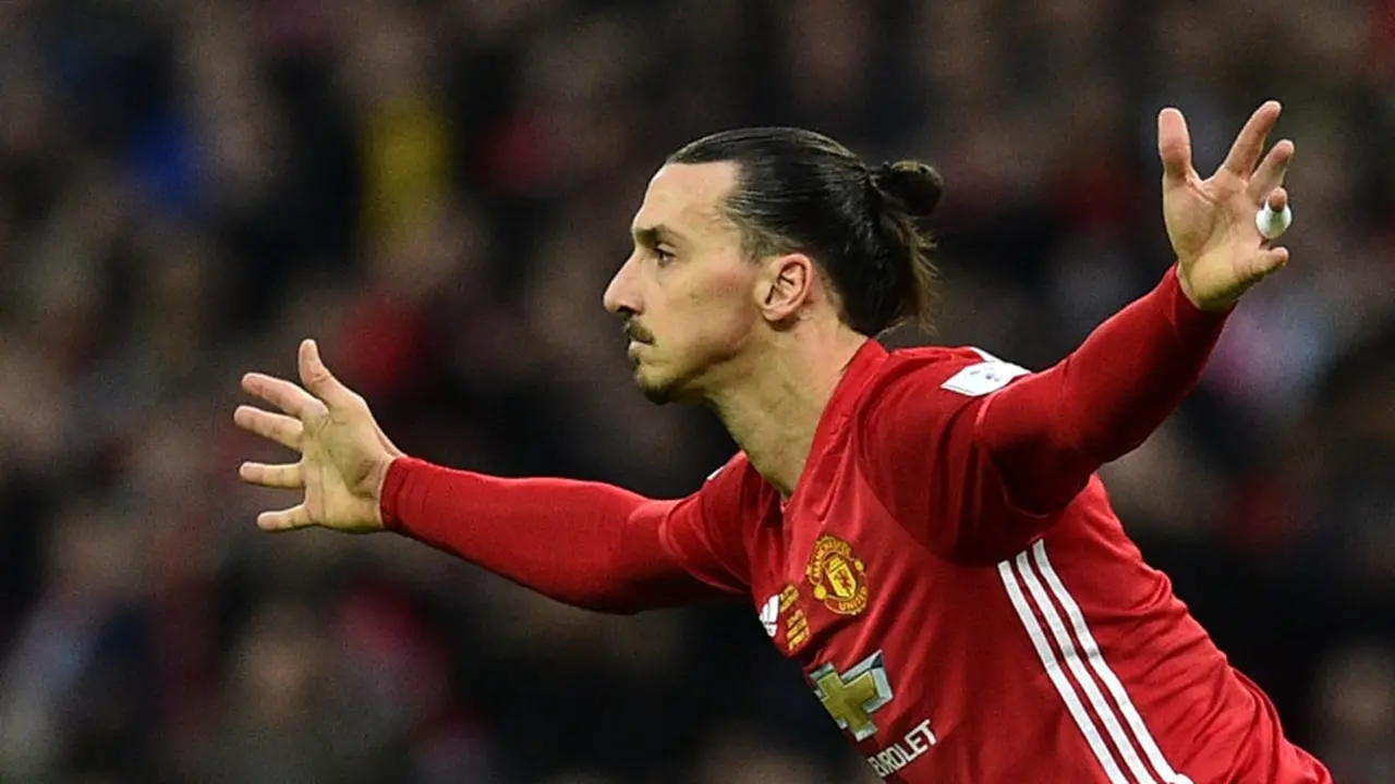 Bomber Manchester United (MU) Zlatan Ibrahimovic mengungguli Lionel Messi dan Cristiano Ronaldo pada survei pemain MLS. 