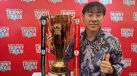Pelatih Timnas Indonesia, Shin Tae-yong, berpose dengan trofi Piala AFF atau ASEAN Championship di&nbsp;FX Sudirman, Jakarta Pusat, Sabtu (2/11/2024). (Bola.com/Muhammad Adi Yaksa)