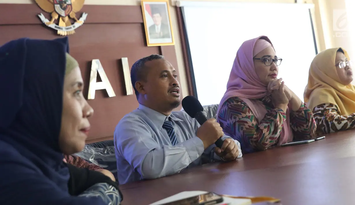 Kepala sekolah tempat anak tersangka artis pengguna sabu NN, Syamsudin (kedua kiri) memberi keterangan terkait kasus dugaan perisakan di Jakarta, Selasa (23/7/2019). Bersama perwakilan sekolah, KPAI membantah kasus dugaan perisakan yang menimpa anak tersebut. (Liputan6.com/Helmi Fithriansyah)