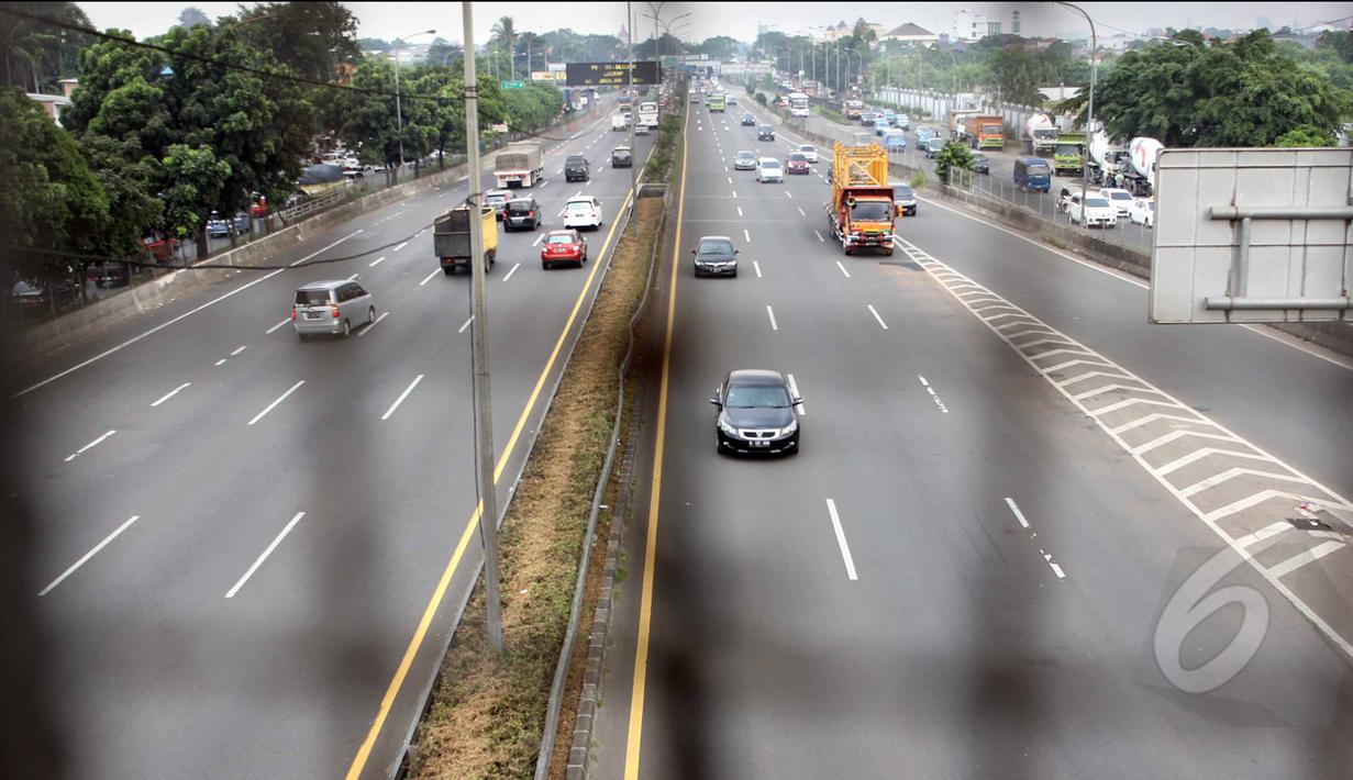 Penampakan Tol Jagorawi yang terlihat lenggang saat libur Kenaikan Isa Almasih, Jakarta, Kamis (14/5/2015). (Liputan6.com/Helmi Afandi)