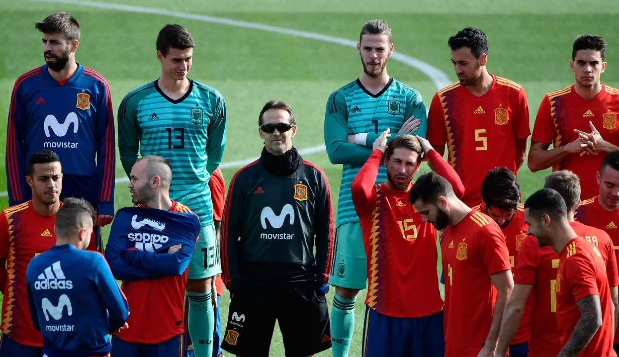Pelatih Spanyol, Julen Lopetegui (kaca mata hitam) dan pemain l lainnya memperkenalkan jersey terbaru di "Ciudad del Futbol", Madrid (8/11). Jersey ini akan digunakan pada pertandingan persahabatan melawan Kosta Rika. (AFP Photo/Pierre Philippe Marcou)