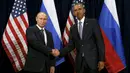 Presiden AS, Barack Obama berjabat tangan dengan Presiden Rusia, Vladimir Putin saat bertemu pada Sidang Umum PBB di New York, Senin (28/9/2015). (REUTERS/Kevin Lamarque)