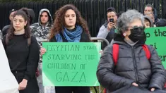 Aktivis Lebanon menutup jalan menuju kedutaan besar Mesir di Beirut sebagai bentuk protes pada 19 Februari 2024. (ANWAR AMRO/AFP)