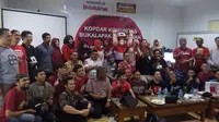 Pelapak Bukalapak Pontianak bersama Ir Marsianus SY, Kadin Operasi dan UMKM Kalimantan Barat (tengah, batik merah). Liputan6.com/Tommy Kurnia