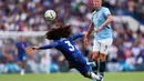 Pemain Chelsea, Marc Cucurella (kiri) berusaha menghalau pemain Manchester City, Erling Haaland pada laga Liga Inggris 2024/2025 di Stamford Bridge, London, Inggris, Minggu (18/08/2024) WIB. (AFP/Adrian Dennis)