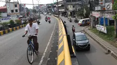 Pengendara Sepeda melintas di flyover Jalan Arif Rahman Hakim, Depok, Jawa Barat, Senin (22/10). Gubernur Jawa Barat Ridwan Kamil berjanji untuk memberikan hibah dua flyover kepada Pemerintah Kota Depok. (Liputan6.com/Immanuel Antonius)