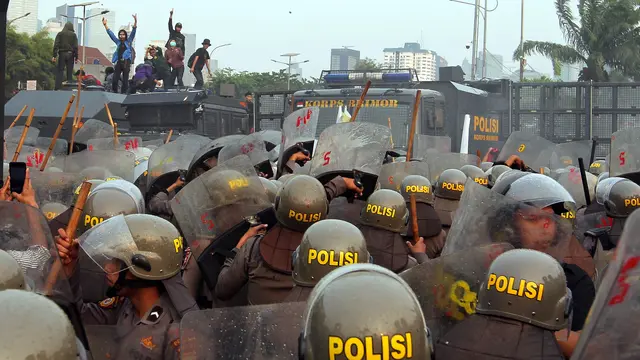 Aksi mahasiswa di depan Gedung DPR/MPR/DPD Senayan, Jakarta
