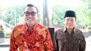 Wakil Ketua DPR Bidang Keuangan Taufik Kurniawan (kanan) tiba di Gedung KPK, Jakarta, Jumat (2/11). Taufik menjalani pemeriksaan perdana pascaditetapkan sebagai tersangka oleh KPK. (Merdeka.com/Dwi Narwoko)