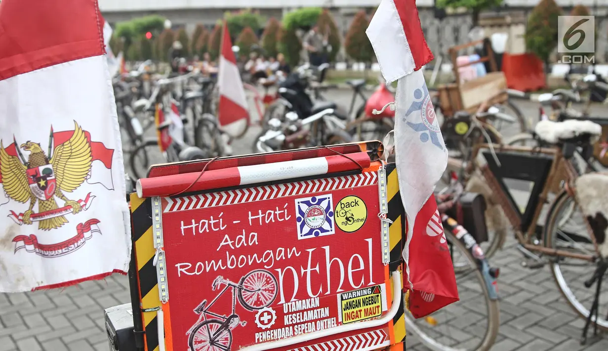 Sepeda onthel saat pelepasan kirab estafet IVCA 2018, Jakarta, Minggu (25/3). Komunitas Kosti melakukan Kirab IVCA 2018 sejauh 1.500 Kilometer dari pantai Anyer sampai Sanur Bali, yang diikuti 10 sepeda onthelis. (Liputan6.com/Herman Zakharia)