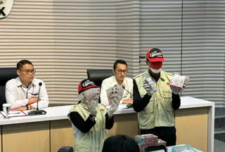 KPK menunjukkan uang yang menjadi barang bukti korupsi pemeriksaan pajak di lingkungan Kantor Pelayanan Pajak Madya Jakarta Utara pada Direktorat Jenderal Pajak Kementerian Keuangan periode 2021-2026, di Gedung Merah Putih KPK Jakarta, Minggu (11/1/2026). (Liputan6.com/ Dok Ist R Feisal)