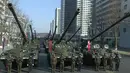 Pasukan tank militer Korea Utara membentuk formasi saat mengikuti parade militer di Pyongyang, Korea Utara (8/2). Korea Utara melibatkan sekitar 13 ribu pasukan untuk berparade di Lapangan Kim Il Sung, Pyongyang. (KRT via AP Video)