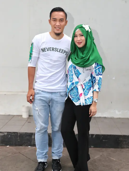 "Biasanya di DM itu orang pada minta nomor telepon atau minta apa, kirain buat kerjaan," pungkas Okie Agustina. (Adrian Putra/Bintang.com)