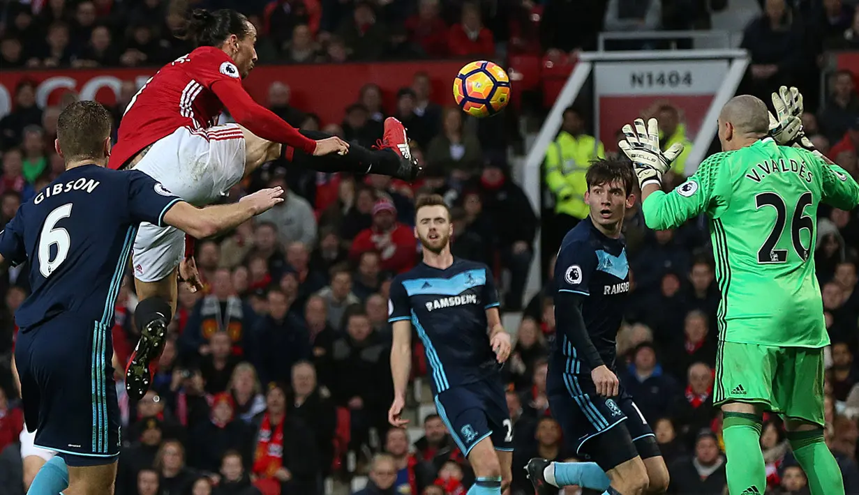 Aksi memikat Zlatan Ibrahimovic yang terbang saat melawan Middlesbrough di Old Trafford, 31 Desember 2016.  (EPA/Nigel Roddis)