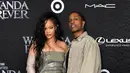 <p>Penyanyi Barbados Rihanna (kiri) dan pacarnya rapper AS A$AP Rocky berpose saat tiba untuk pemutaran perdana film "Black Panther: Wakanda Forever" dari Marvel Studios di Dolby Theatre di Hollywood, California, pada 26 Oktober 2022. (AFP/Valeri Macon)</p>