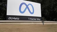 Facebook meluncurkan tanda Meta baru mereka di kantor pusat perusahaan di Menlo Park, California, Kamis, 28 Oktober 2021. Facebook Inc. yang diperangi mengubah namanya menjadi Meta Platforms Inc., atau Meta, untuk mencerminkan apa yang CEO Mark Zuckerberg mengatakan komitmennya untuk mengembangkan t