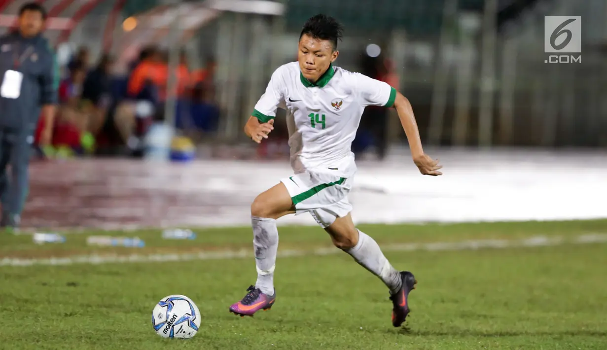 Pemain Timnas U-19 Indonesia Feby Eka Putra berusaha mengendalikan bola dalam laga kedua Grup B Piala AFF U-18 melawan Filipina di Thuwunna Stadium, Myanmar, Kamis (8/9). Timnas U-19 Indonesia menang telak 9-0. (Liputan6.com/Yoppy Renato)