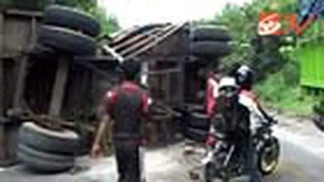 Truk Semen Terguling, Jalur Pantura Macet