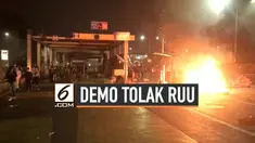 Aksi unjuk rasa yang berlangsung di depan Kompleks DPR/MPR hingga malam ini masih berlangsung. Polisi yang berupaya meminta massa bubar mendapat perlawanan dari para pengunjuk rasa.