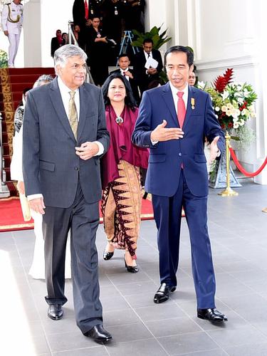 6 Model Kebaya Iriana Saat Mendampingi Jokowi Bertugas