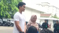 Putra bungsu Presiden Jokowi, Kaesang Pangarep dan putri bungsu Ma'ruf Amin, Siti Haniatunnisa di RSPAD (Liputan6.com/ Yunizafira Putri)