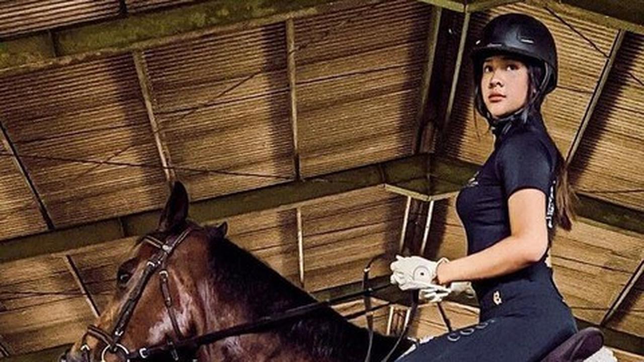 Potret Anya Geraldine sedang berkuda (Instagram/@anyageraldine)