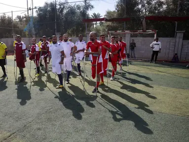Para penyandang disabilitas amputasi Palestina bersiap untuk berpartisipasi dalam pertandingan sepak bola sebagai bagian dari ‘Hope Tournament’ atau Turnamen Harapan yang diselenggarakan oleh Asosiasi Deniz Feneri dan Asosiasi Sepak Bola Penyandang Disabilitas Palestina di Deir al-Balah, Jalur Gaza Tengah, pada 17 November 2025. ‘Hope Tournament’ atau Turnamen Harapan merupakan pertandingan sepak bola yang dimainkan oleh para penyandang disabilitas amputasi Palestina. (Bashar Taleb/AFP)