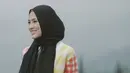 <p>Mengenakan outfit dengan multiblock menjadi pilihan untuk menunjukkan statement tertentu. Alyssa Soebandono pun percaya diri dengan atasan multiblock-nya dengan hijab dan celana hitam. (instagram/ichasoebandono)</p>