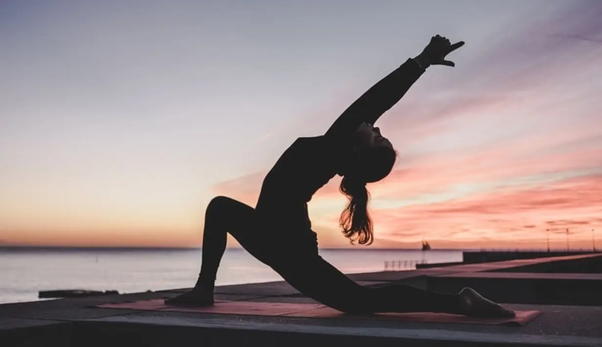 Orang yang bahagia memiliki jadwal olahraga yang teratur, karena tubuh yang bergerak akan melepaskan neurotransmitter yang membuat otak tenang dan mengendalikan impuls. Foto: unsplash.com.