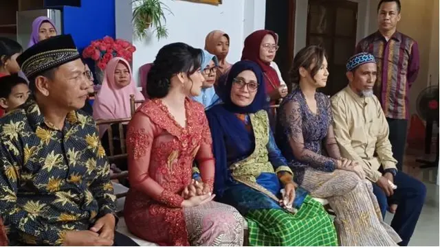 Indah Permatasari dan Nursyah sang ibu duduk bersebelahan ketika lamaran Sinta Mutiara