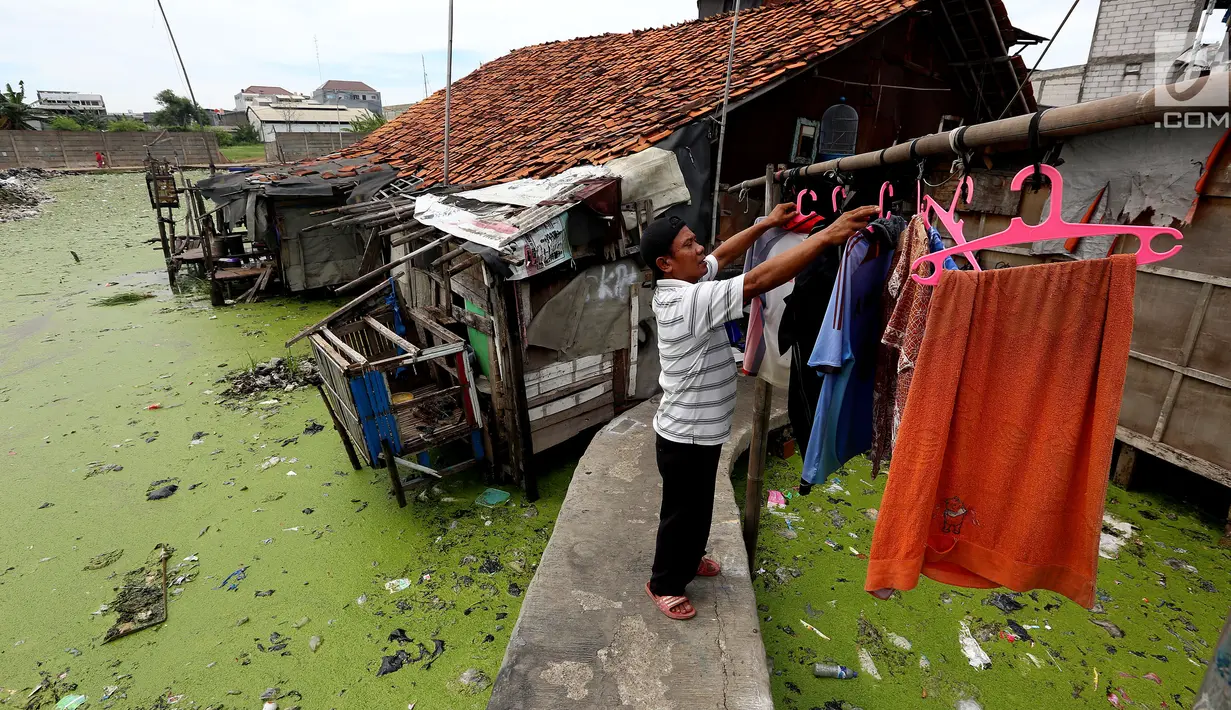 Warga menjemur pakaian di kawasan Kampung Apung, Jakarta, Senin (6/11). Warga Kampung Apung berharap Gubernur DKI Jakarta Anies Baswedan menyediakan rumah yang layak dengan uang muka nol Rupiah. (Liputan6.com/JohanTallo)