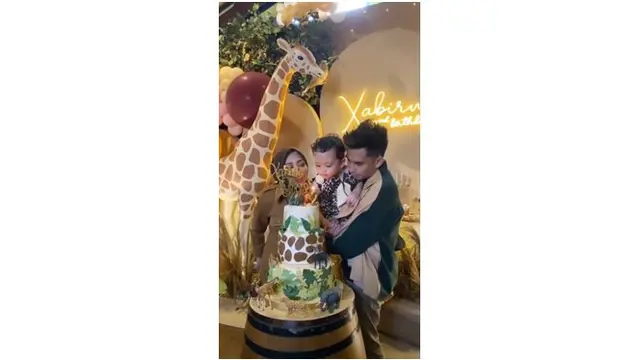 Momen Rachel, Niko dan Xabiru saat meniup lilin bersama.
