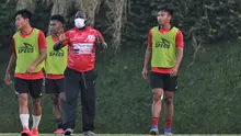 Pelatih Persipura, Jacksen Tiago memimpin latihan dengan menggunakan masker. (Iwan Setiawan/Bola.com)