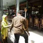 Ibunda Presiden Jokowi itu hadir mengenakan kebaya warna kuning, jarit dengan jilbab berwarna kuning. (Liputan6.com/Fajar Abrori)