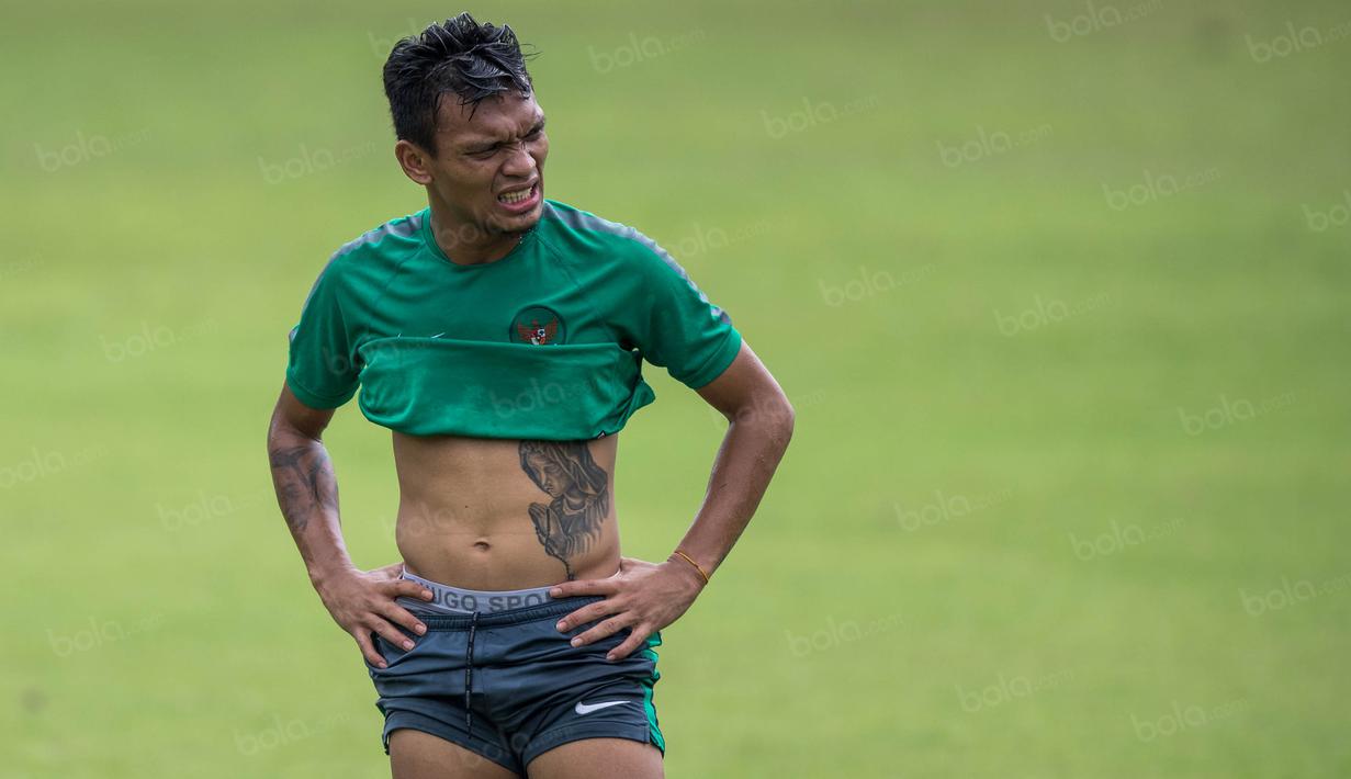 Tato bergambar Bunda Maria dari striker Timnas Indonesia, Ferdinand Sinaga, terlihat saat dirinya berlatih di Lapangan SPH Karawaci, Banten, Minggu (11/12/2106). (Bola.com/Vitalis Yogi Trisna)
