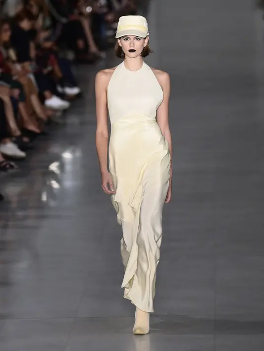 Model Kaia Jordan Gerber berjalan di catwlak mengenakan busana Spring Summer 2020 koleksi Max Mara Spring Summer 2020 di Milan, Italia (19/9/2019). Putri Cindy Crawford ini tampil mengenakan ansambel yang hampir identik dalam berbagai warna. (AFP Photo/Marco Bertorello)