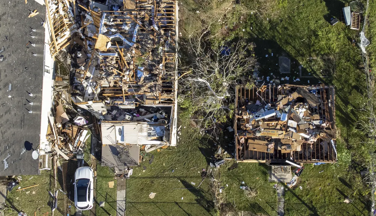 Pemandangan dari udara ini menunjukkan kerusakan akibat tornado pada rumah-rumah di Tita Street di Algiers, sebuah lingkungan di New Orleans, Kamis (15/12/2022). Setidaknya tiga orang tewas dan belasan lainnya terluka akibat serangkaian tornado melanda New Orleans dan bagian lain di negara bagian Louisiana, Amerika Serikat. (David Grunfeld/The Times-Picayune/The New Orleans Advocate via AP)