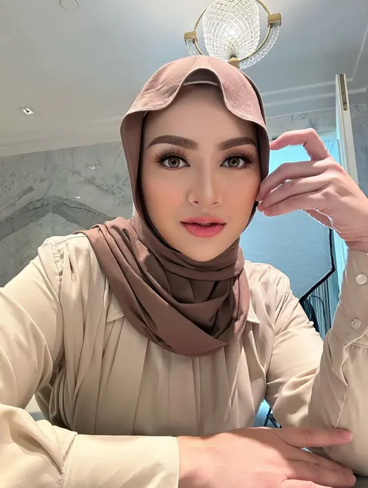Nathalie juga sempat tampil dalam balutan pashmina kaos yang belakangan jadi tren di tahun 2023.